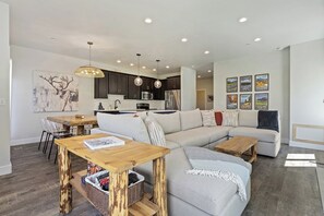 Smart TV, fireplace, DVD player, table football - Pineview Lake Retreat LS22 | Hot Tub | Pool | Desk (Huntsville)