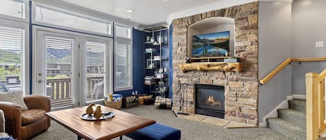 Smart TV, chimenea, reproductor de DVD y futbolito