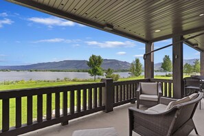 Terrace/patio - Mountain Pass Retreat LS54 | Hot Tub| Lakefront (Huntsville)