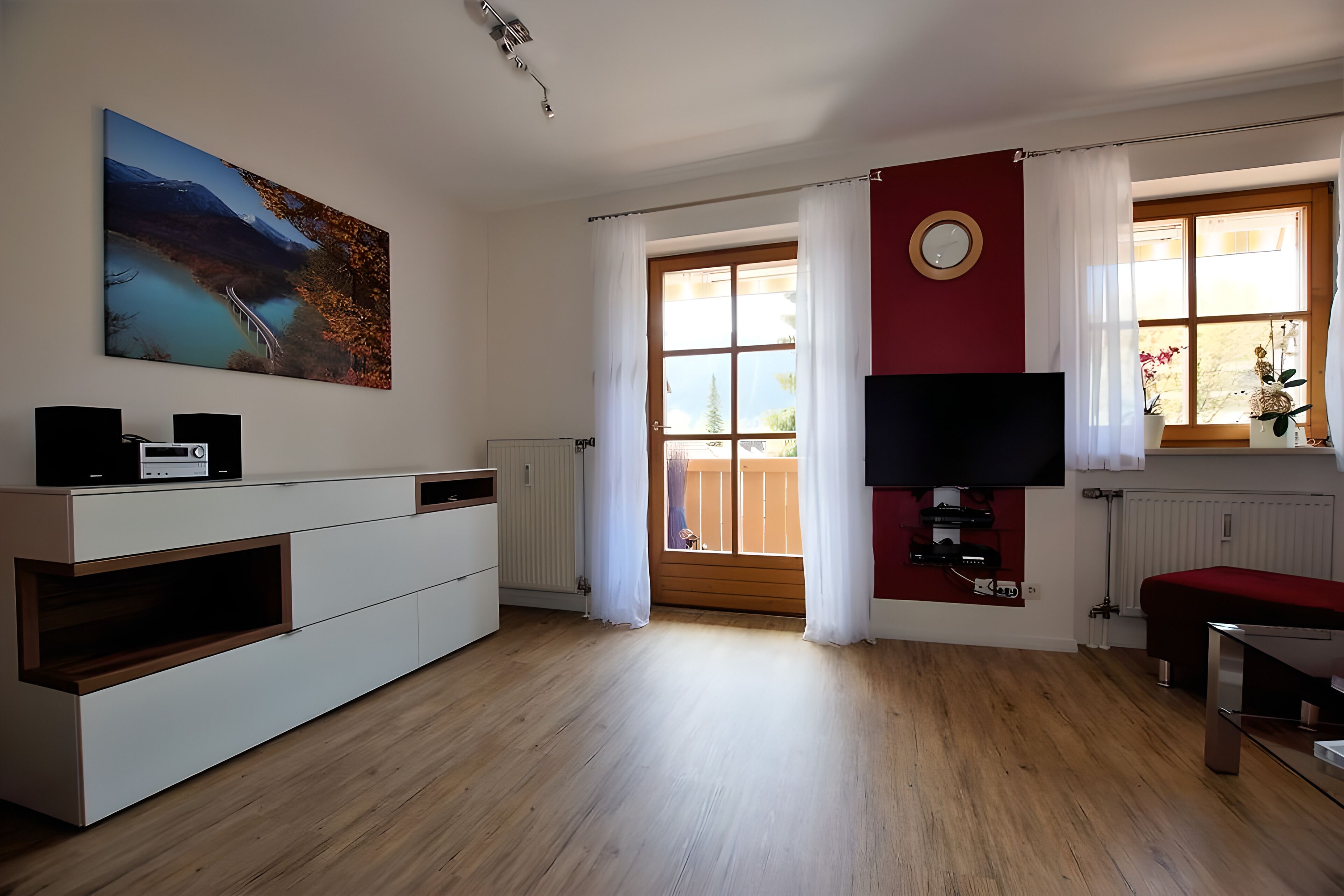 Smart-tv, een tafeltennistafel, boeken en een stereo
