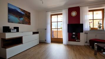 Smart-tv, een tafeltennistafel, boeken en een stereo