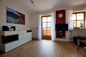 Smart TV, mesa de ping pong, libros, estéreo