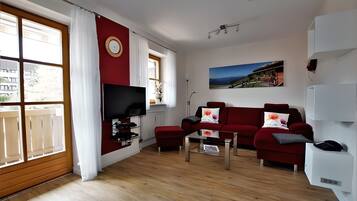 Smart-tv, een tafeltennistafel, boeken en een stereo