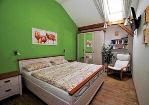 2 bedrooms, iron/ironing board, travel cot, free WiFi
