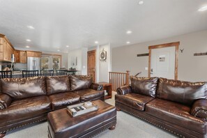 Smart TV, fireplace, table football, ping pong - The Lodge MH1407 | Hot Tub | Golf | Pool | Game Rm (Eden)