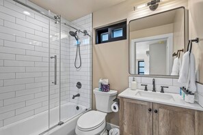 Bathroom - Epic Rooftop Views - Luxury DT FLAG - 2 King Beds (Flagstaff)