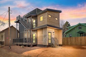 Exterior - Epic Rooftop Views - Luxury DT FLAG - 2 King Beds (Flagstaff)