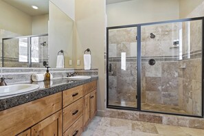 Douche, baignoire à jets, sèche-cheveux, serviettes fournies