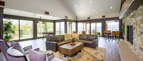 Smart TV, fireplace