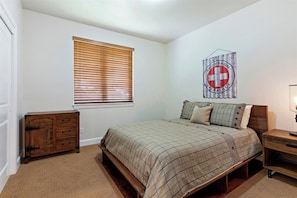Iron/ironing board, travel crib, free WiFi, bed sheets - Piney Ridge: TR6 | Hot Tub | Pet-Friendly | Pool (Eden)