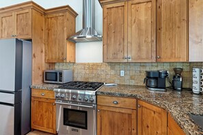 Fridge, microwave, oven, stovetop - Piney Ridge: TR6 | Hot Tub | Pet-Friendly | Pool (Eden)