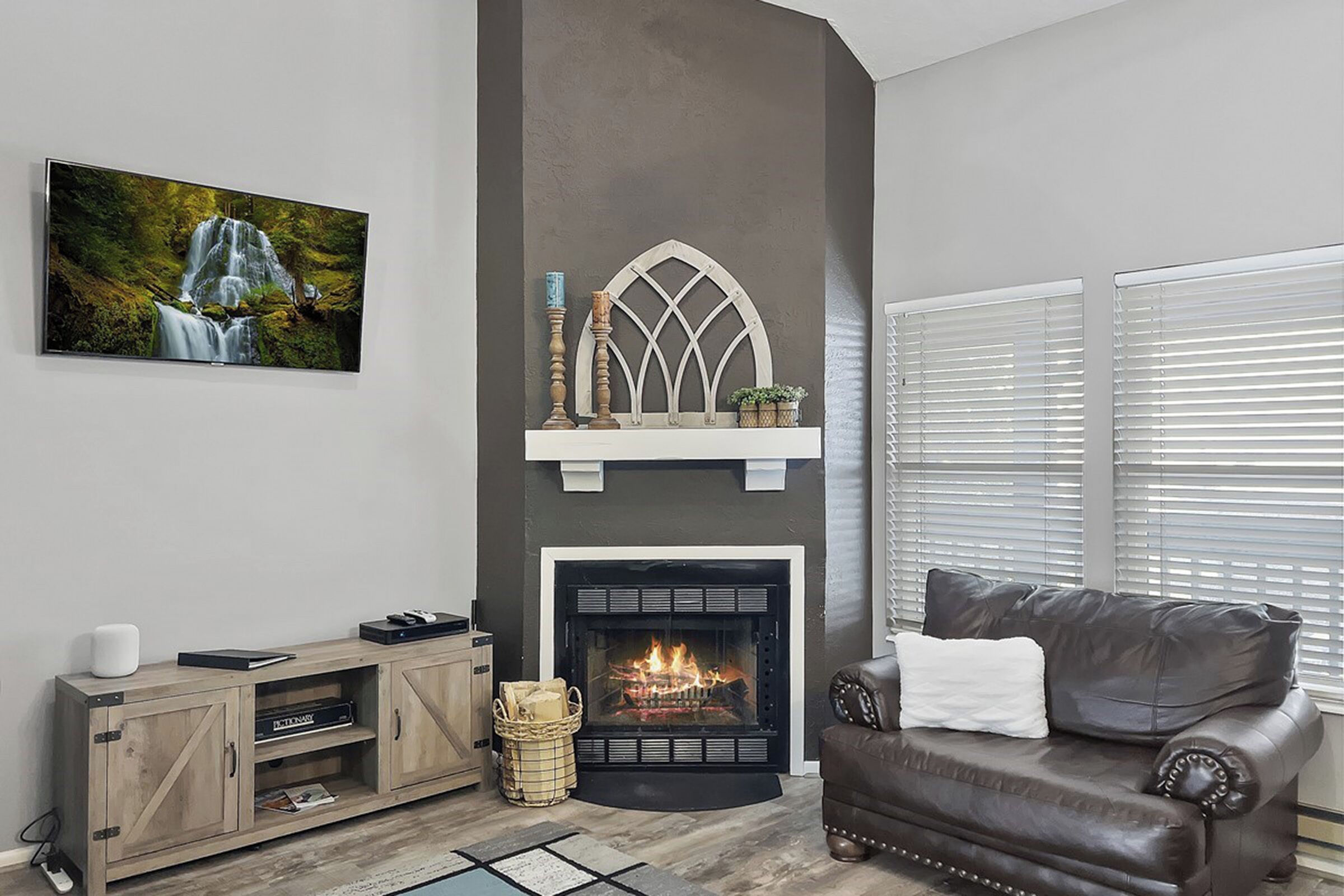 Smart TV, chimenea, futbolito, mesa de ping pong
