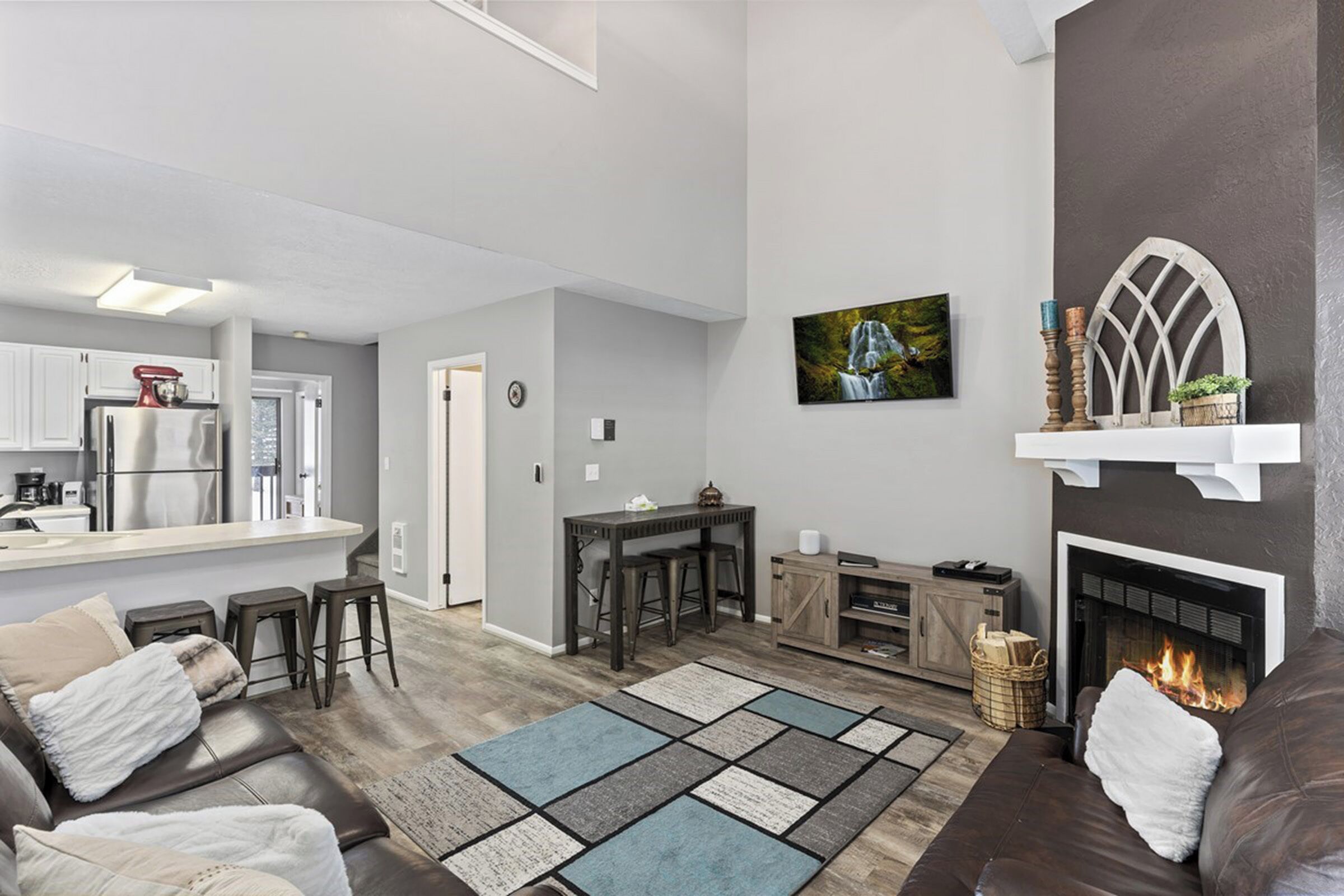 Smart TV, chimenea, futbolito y tenis de mesa 