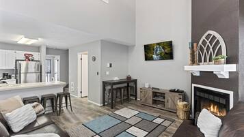 Smart TV, chimenea, futbolito y tenis de mesa