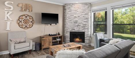 Smart TV, chimenea, futbolito y tenis de mesa