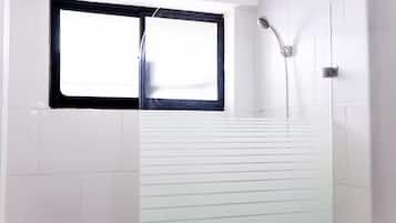 Douche, serviettes fournies, savon, papier toilette