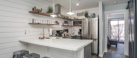 Geladeira, micro-ondas, fogão, cooktop