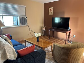 Living area - Delightful 2 bedroom home in walking distance to downtown, Arkansas River, etc (Cañon City)