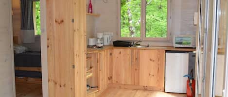 Geladeira, fogão, cooktop, talheres/pratos/utensílios de cozinha