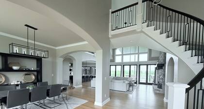 Newly Remodeled, w/ Hot Tub - Lake Views spacious