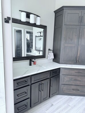 Shower, jetted bath, hair dryer, towels