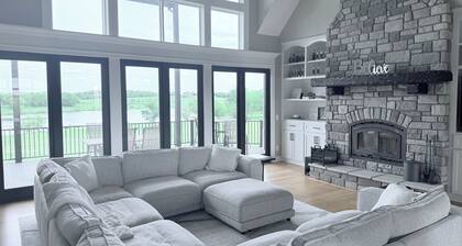 Newly Remodeled, w/ Hot Tub - Lake Views spacious