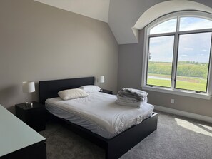 7 bedrooms, iron/ironing board, WiFi, bed sheets