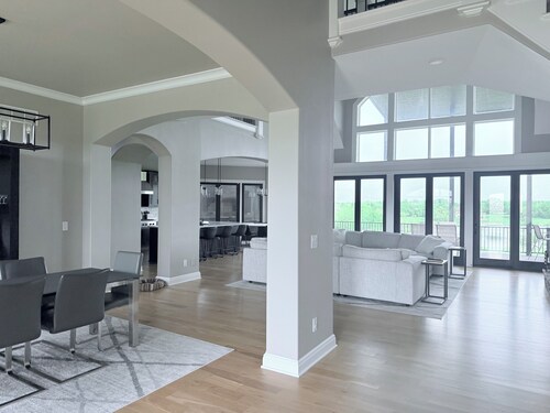 Newly Remodeled, w/ Hot Tub - Lake Views spacious