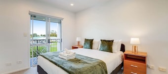 Henderson Retreat 3BR Townhouse with Parking