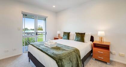 Henderson Retreat 3BR Townhouse with Parking