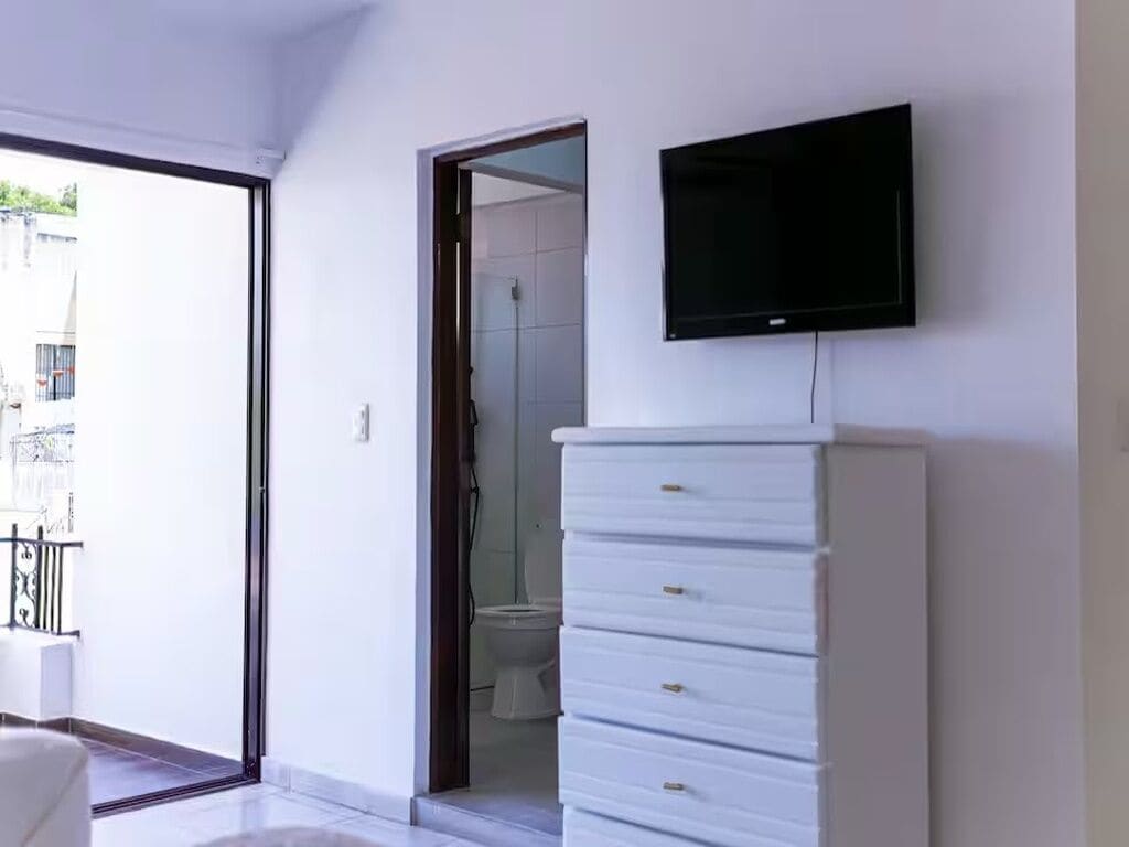 Regadera, toallas, jabón, papel de baño 