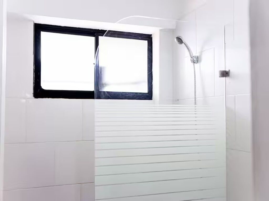 Douche, serviettes fournies, savon, papier toilette