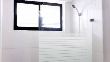 Douche, serviettes fournies, savon, papier toilette