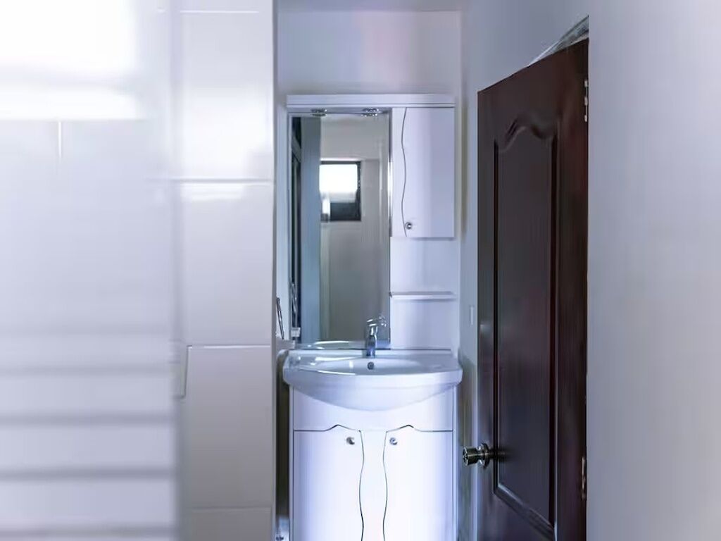 Regadera, toallas, jabón, papel de baño 