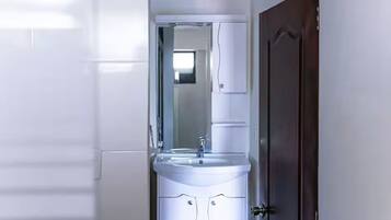Regadera, toallas, jabón, papel de baño