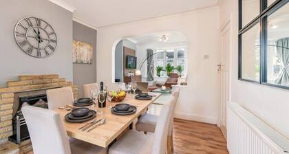 Charming 3-bedroom Wolverhampton Home With Private Hot Tub