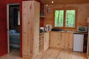 Fridge, oven, stovetop, cookware/dishes/utensils