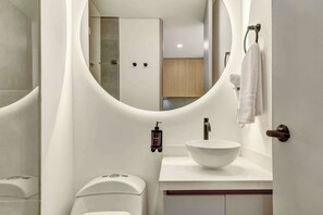 Shower, hair dryer, towels, shampoo - w* | Amazing & Cozy Loft in the Heart of Bogotá (Bogotá)