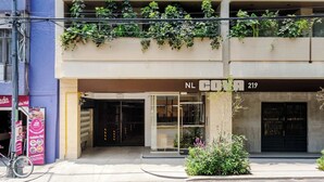 Un bâtiment dont la devanture porte l’inscription « NL COVIA 219 » et devant lequel est garé un vélo.