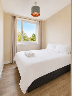 3 bedrooms, iron/ironing board, WiFi, bed sheets - Lovely House in Prestigious West End. 2 Free Parking Spots, Fast WiFi, Smart TV (Aberdeen)