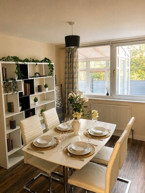 Dining - Lovely House in Prestigious West End. 2 Free Parking Spots, Fast WiFi, Smart TV (Aberdeen)