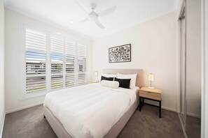4 bedrooms, desk, iron/ironing board, travel cot - Sage Palmview - Home Away From Home (Mooloolaba Region)