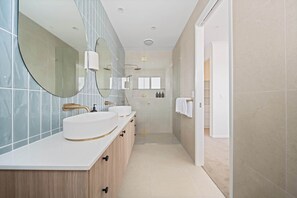 Shower, hair dryer, towels, shampoo - Sage Palmview - Home Away From Home (Mooloolaba Region)