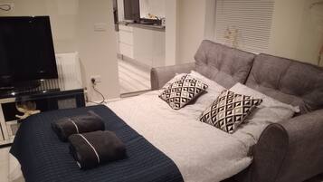 5 bedrooms, iron/ironing board, WiFi, bed sheets