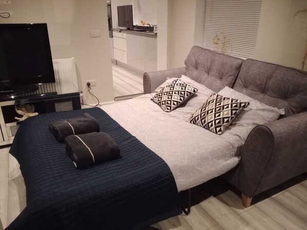 5 bedrooms, iron/ironing board, WiFi, bed sheets