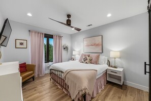 Room - The Birdhouse, deep cove, boatslip and ramp!  Outdoor dining, spa and games! (Briarcliff)