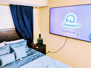 Tabla de planchar con plancha, wifi y ropa de cama