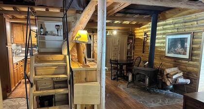 Lovely 2-bedroom wilderness house with creek access