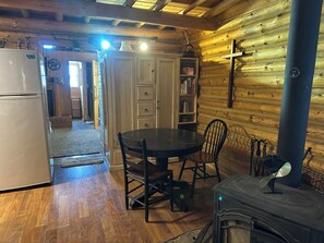 Dining - Lovely 2-bedroom wilderness house with creek access (Anaconda)