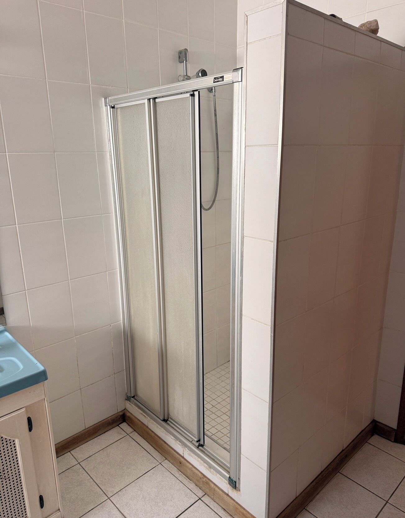 Een douche, een bubbelbad, handdoeken, toiletpapier